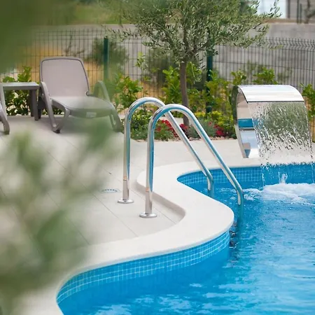 Ctma242/ Modern New Holiday House With Heated Private Pool