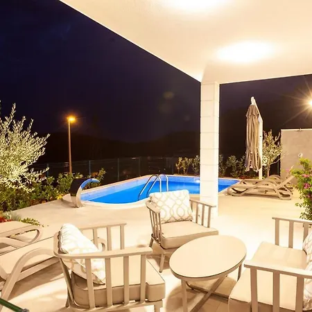 Ctma242/ Modern New Holiday House With Heated Private Pool Villa