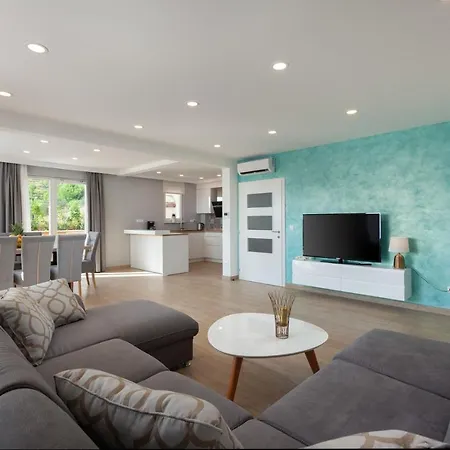 Ctma242/ Modern New Holiday House With Heated Private Pool